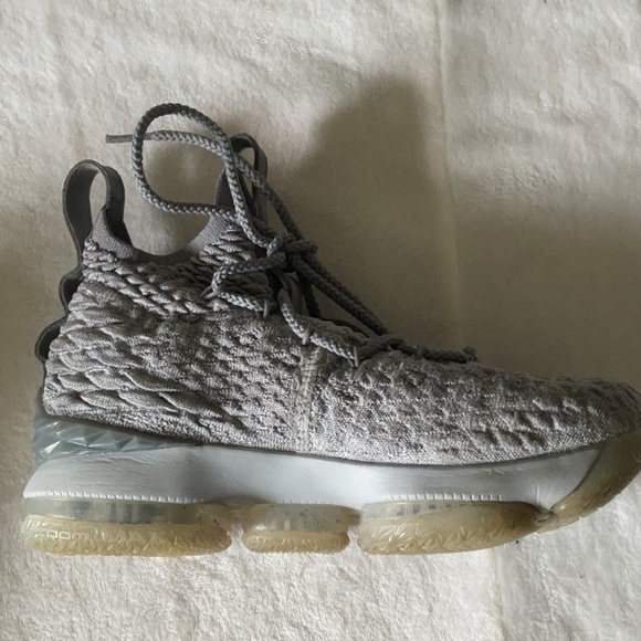 Nike LeBron grey city wolf gold - Picture 5 of 7
